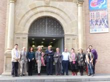 Parlamentarios y miembros del equipo directivo del CNAI a las puertas de la Escuela de Idiomas