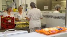 Trabajadores de la cocina en el Hospital de Navarra