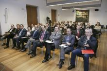 Vista de la sala, con Alberto Catalán, Presidente del Parlamento, en primera fila