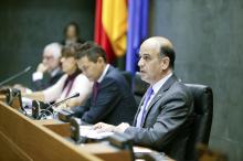 Alberto Catalán, Presidente del Parlamento, y los miembros de la Mesa Samuel Caro y Maite Esporrín