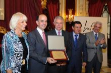 Alberto Catalán recibe una placa conmemorativa del Presidente del Consorcio