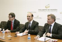 Albeto Catalán, entre el Consejero de Educación, José Iribas, y el Presidente del Consejo Escolar, Pedro González