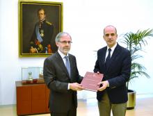 Alberto Catalán, recibiendo la Memoria de manos de José Antonio Sánchez, Fiscal Superior de Navarra