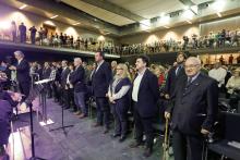Parlamentarios y autoridades durante el Himno de Navarra