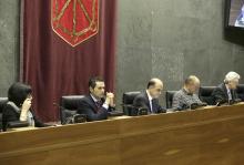 El Presidente del Parlamento, Alberto Catalán, entre el resto de miembros de la Mesa, Maite Esporrín, Samuel Caro, Txentxo Jiménez y Koldo Amezketa (i-d)