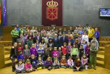 Foto de grupo, con el Presidente, Parlamentarios, escolares y docentes