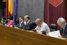 La Mesa del Parlamento, presidida por Alberto Catalán