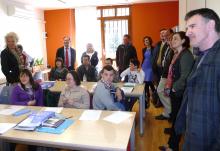 Parlamentarios y alumnos, en un aula formativa de la Asociación Navarra de Síndrome Down