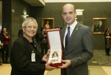 Alberto Catalán recibe un obsequio de Teresita Deles, Ministra y Consejera Presidencial para el Proceso de Paz