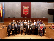 Alberto Catalán, con Parlamentarios y ciudadanos participantes en 'cafeole', en el Salón de Plenos (Foto: Edu Sanz)