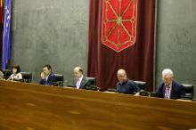 El Presidente, Alberto Catalán, entre los miembros de la Mesa Maite Esporrín, Samuel Caro, Txentxo Jiménez y Koldo Amezketa