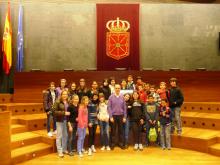 Alberto Catalán, con alumnos y profesores de Remontival en el Salón de Plenos