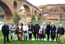 Parlamentarios y Amigos del Camino de Santiago de Puente la Reina, bajo el puernte románico