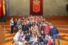 Alumnos de 6º de Primaria de las Escuelas Pías de Tafalla, junto a Alberto Catalán