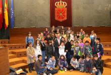 Alberto Catalán, con alumnos de 5º de Primaria del C. P. Rochapea en el Salón de Plenos