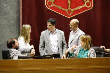 Unai Hualde, Óscar Arizcuren, Alberto Catalán, miembros de la Mesa, Ainhoa Aznárez, Presidenta