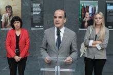 Alberto Catalán, con Maite Esporrín y Raquél Martí detrás, en el discurso de inauguración