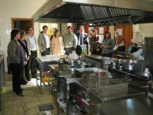 Los Parlamentarios y la directora, Susana Lusar (d), en la cocina del centro