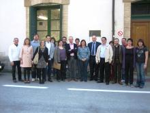 Foto de grupo, con Parlamentarios, equipo directivo, docentes y autoridades locales en la puerta del C.P. 'Julián Gayarre'