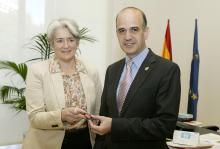 Alberto Catalán y la Consejera Lourdes Goicoechea, con los PGN para 2013