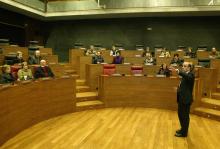 Alberto Catalán, explicando el funcionamiento de la Cámara en el Salón de Plenos