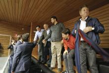 Javier Zabaleta y Luis Ibero, presidente y miembro de la Gestora de Osasuna, respectivamente, se felicitan tras la aprobación de la Ley
