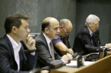 Alberto Catalán, Presidente del Parlamento, entre los miembros de la Mesa Samuel Caro, Txentxo Jiménez y Koldo Amezketa