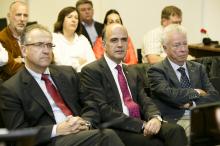 Alberto Catalán, Presidente del Parlamento, entre Enrique Maya, Alcalde de Pamplona, y Pedro Lozano, presidente de la SEN