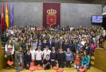 Alberto Catalán, con los más de 100 estudiantes de los seis centros que han participado en el Pleno Escolar