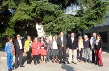 Parlamentarios, profesores y equipo directivo en la entrada del IES Huarte