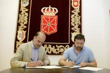 Alberto Catalán y Javier Muro proceden a la firma del contrato