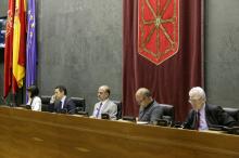 Alberto Catalán, Presidente del Parlamento, entre los miembros de la Mesa Maite Esporrín, Samuel Caro, Txentxo Jiménez y Koldo Amezketa