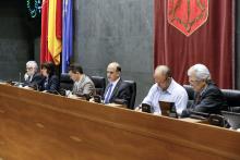 Alberto Catalán, Presidente del Parlamento, entre los miembros de la Mesa Maite Esporrín, Samuel Caro y Txentxo Jiménez