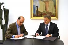 Los presidentes del Parlamento y del Consejo Escolar de Navarra, firmando el Convenio de colaboración