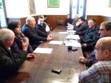 Parlamentarios y autoridades municipales en el Ayuntamiento de Urdax
