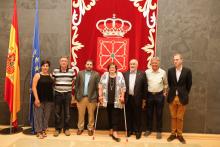 Satrustegi, con los Parlamentarios de Geroa Bai María Solano, Patxi Leuza, Unai Hualde, Koldo Martínez y Jokin Castiella, y el Consejero de Educación Mendoza