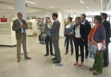 Elizari explica a los Parlamentarios las características de la Biblioteca General y Filmoteca de Navarra
