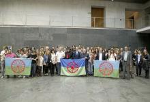 Foto de grupo, con representantes de entidades gitanas y Parlamentarios