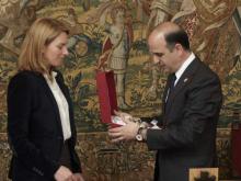 Catalán entrega una réplica de las antiguas urnas de las Cortes de Navarra a Arantza Quiroga