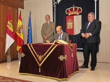 Alberto Catalán, firmando en el libro de honor de las Cortes de Castilla La Mancha