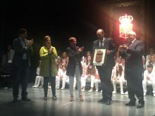 Momento de la entrega por parte de la Presidenta del Gobierno, Uxue Barkos Berruezo, del escudo de Navarra al director del IES Benjamín de Tudela, Miguel Fernández