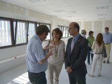Juancho Andión (director del IES), Cristina Sota (alcaldesa de Tafalla) y Alberto Catalán.