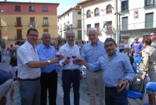 Catalán (en el centro) junto al alcalde de Corella (a su derecha) y los galardonados con 'Hocetes de Oro'