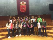 Alumnos y alumnas del colegio Jesuitas de Pamplona con la Presidenta del Parlamento, Ainhoa Aznárez Igarza