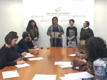 La Presidenta del Parlamento, Ainhoa Aznárez Igarza, con las técnicas de igualdad que han leído la declaración