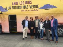 Ainhoa Aznárez con los representantes de Anpier y la parlamentaria Tere Saez
