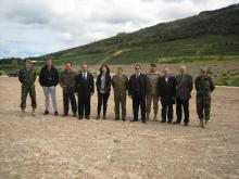 Parlamentarios y responsables del acuertelamiento en el campo de tiro de Aizoáin