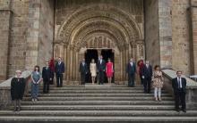El Gobierno y el presidente del Parlamento posan con los Príncipes ante la puerta "speciosa" del templo, instante previos al comienzo de la celebración litúrgica y el homenaje a los primeros reyes de Navarra.