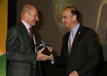 Catalán entrega el premio a Carlos Tainta, director de la planta de Pamplona.
