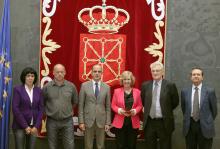 Catalán y los miembros de la Mesa en la toma de posesión de la nueva parlamentaria foral, Miren Aranoa